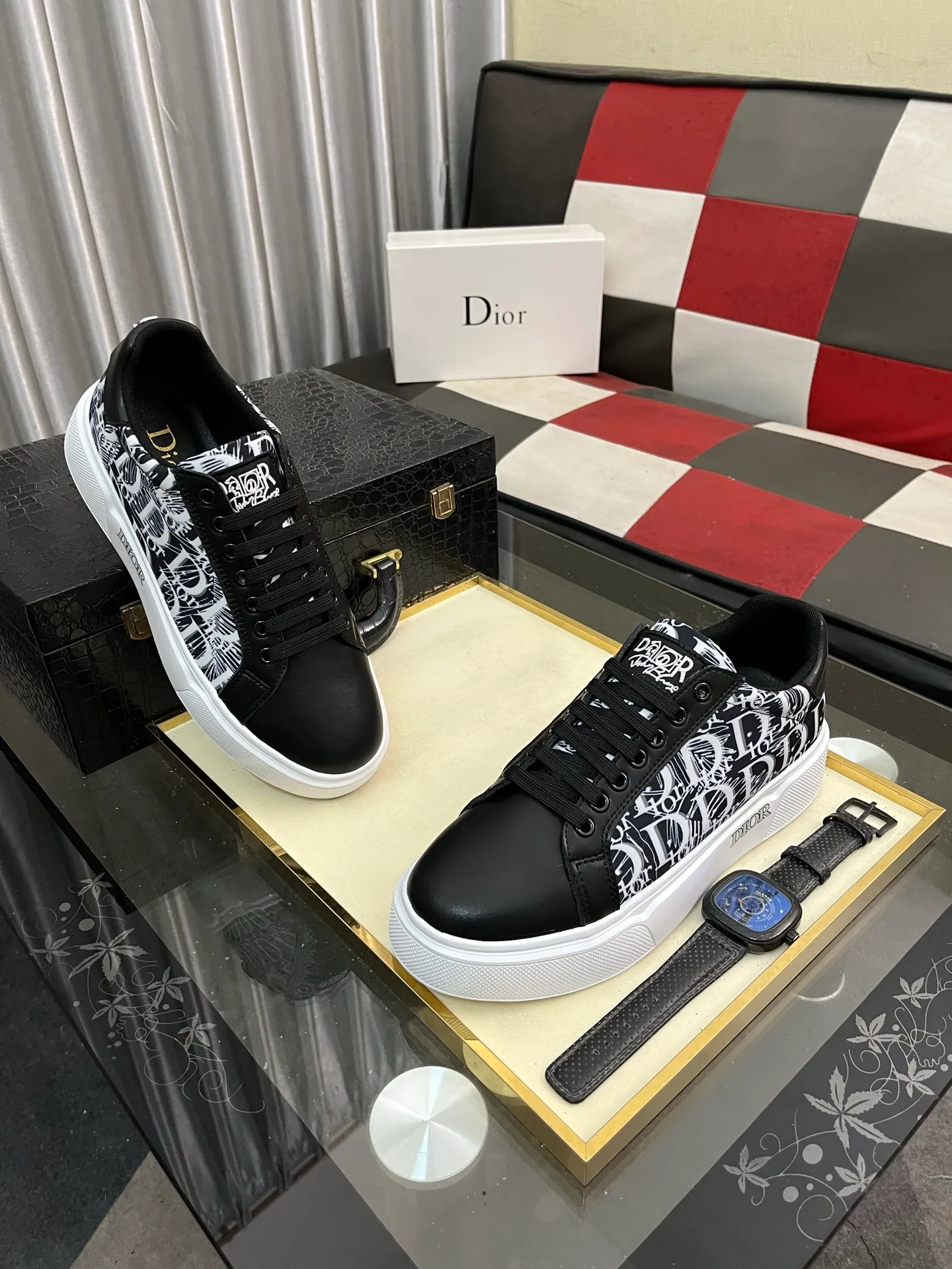 Men's shoes 💰440⌚️⌚️Dior's new 🆕low-cut casual sneakers, made of breathable mesh, with brand signature details on the shoe collar to enhance style. Fashionable and versatile, it can complement any look. With a sophisticated design that is both dynamic and modern, this new must-have shoe adds a new dimension to Dior's legacy, displaying modern elegance. Men's shoes 38-44 2️⃣ colors available